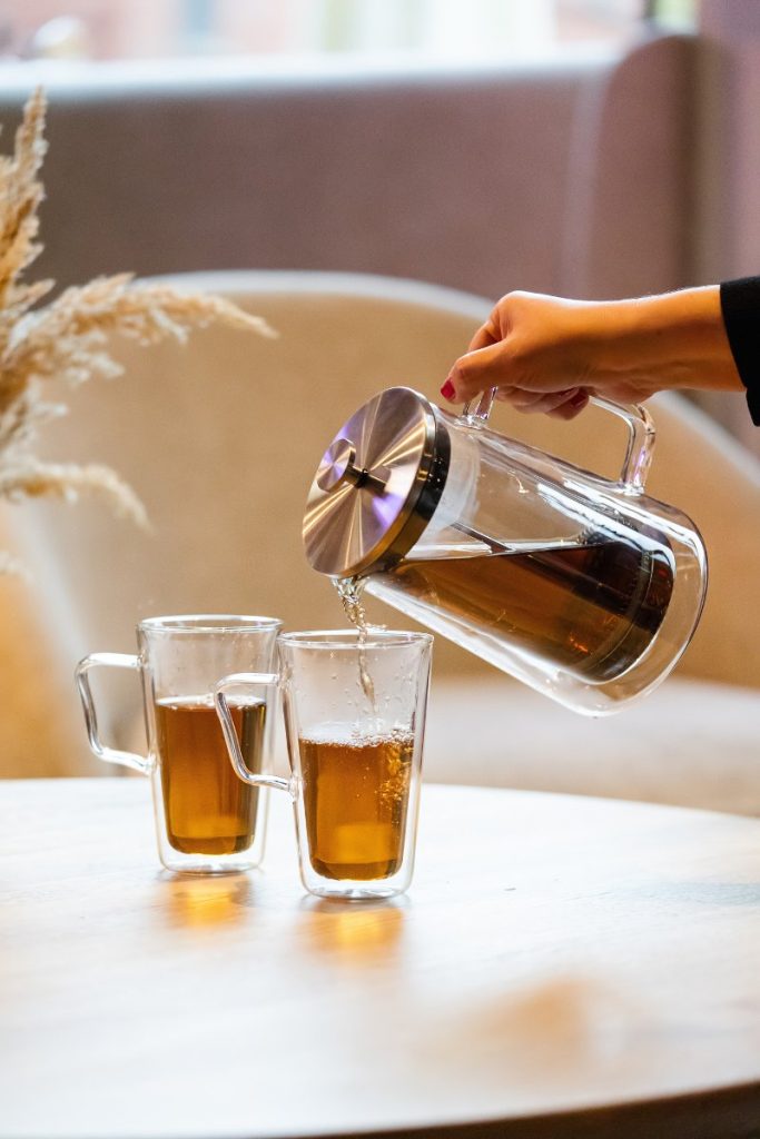 Zaparzacz do herbaty 1000 ml Vialli Design, Diva srebrny mat — nalewanie napoju