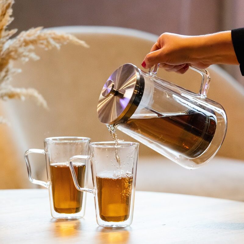 Zaparzacz do herbaty 1000 ml Vialli Design, Diva srebrny mat — nalewanie napoju
