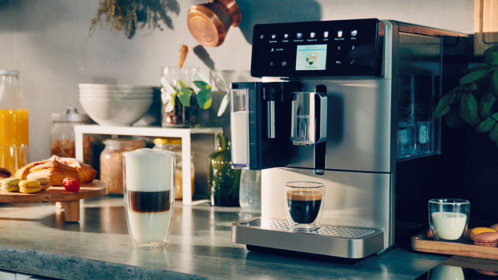 Ekspres Sencor SES 9350CH w kuchni z espresso i napojem mlecznym