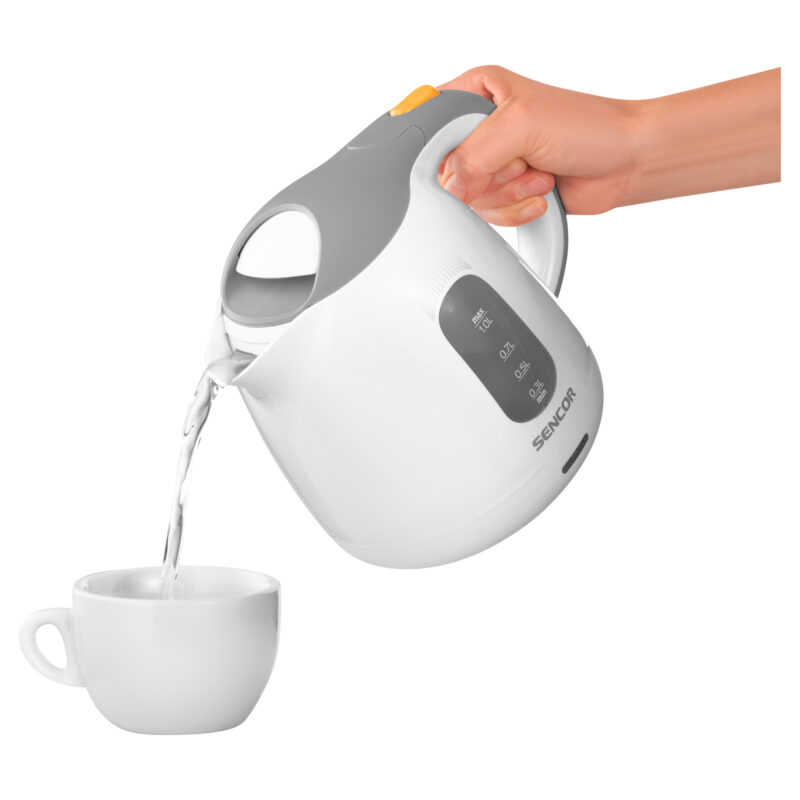 Czajnik Sencor SWK 1100WH 1 l 1100W — nalewanie napoju