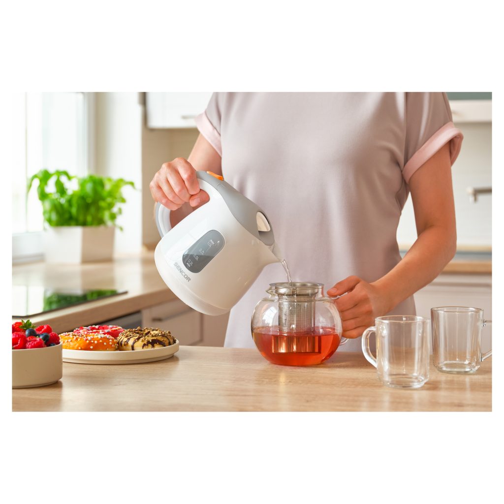 Czajnik Sencor SWK 1100WH 1 l 1100W — nalewanie napoju