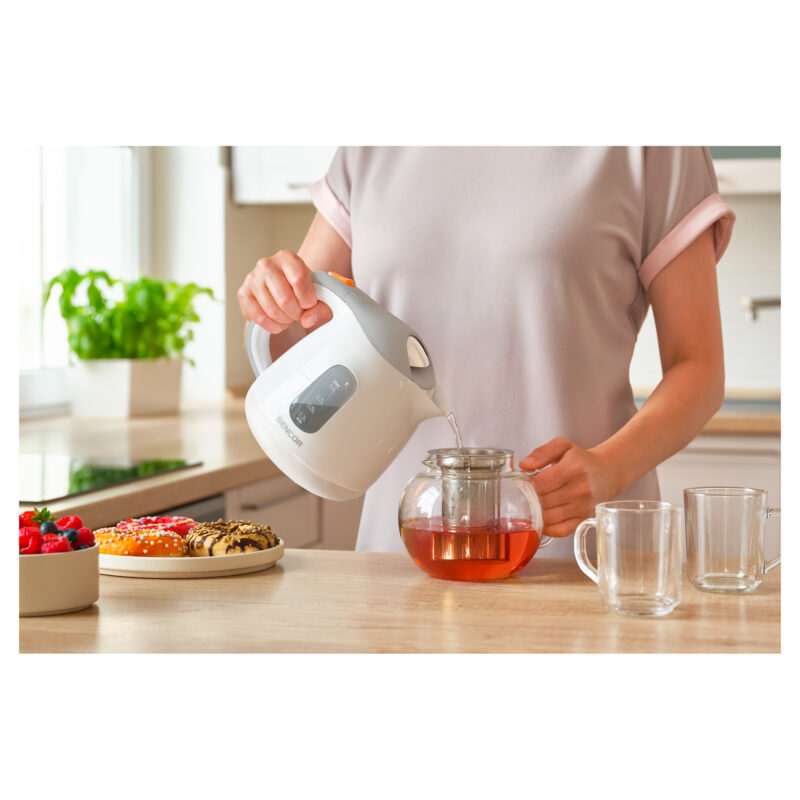 Czajnik Sencor SWK 1100WH 1 l 1100W — nalewanie napoju