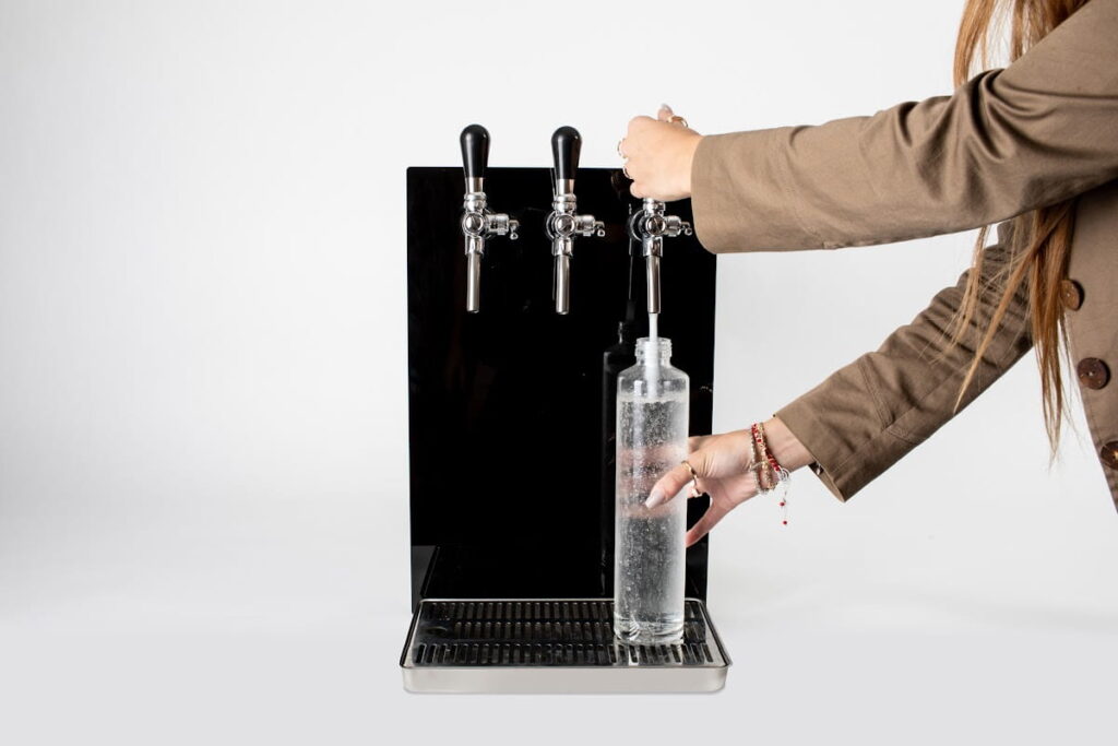 Dystrybutor nablatowy Fresco waterPRO 120 — nalewanie napoju