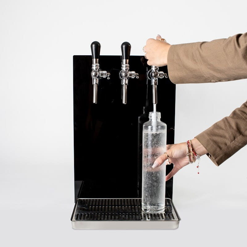 Dystrybutor nablatowy Fresco waterPRO 120 — nalewanie napoju