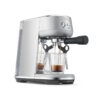 Ekspres Sage the Bambino SES450BSS podczas parzenia espresso