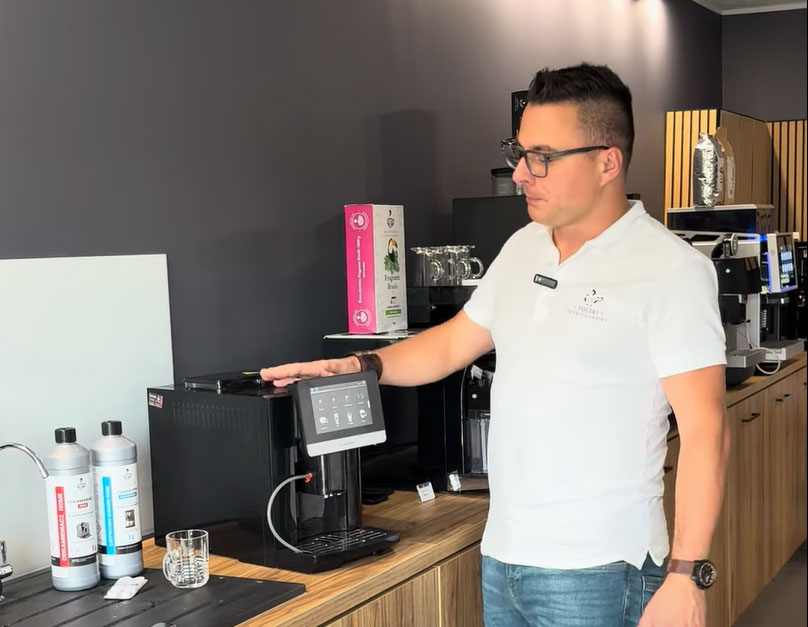 Prezentacja czyszczenia ekspresu i środków do konserwacji