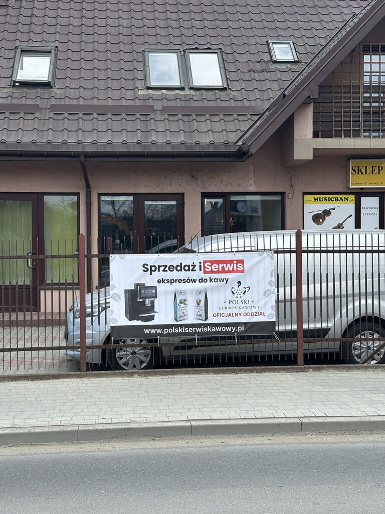 Wejście do oddziału serwisu w budynku przy ulicy