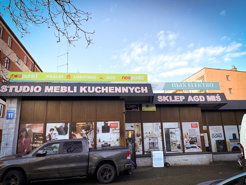 Budynek punktu przyjęcia ekspresów AGD Miś