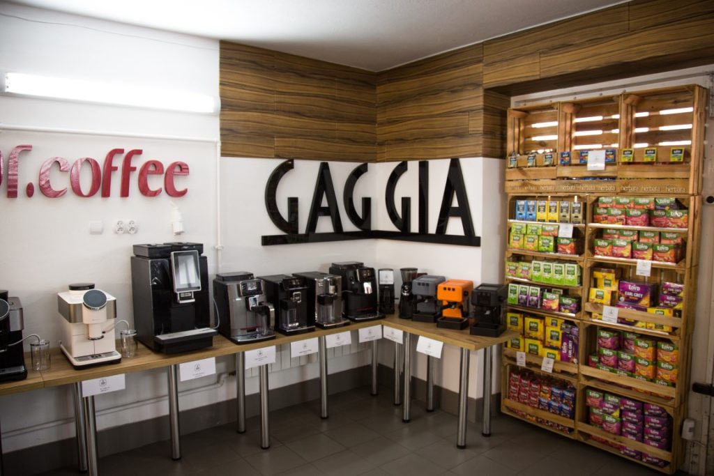 Ekspresy Dr.Coffee i Gaggia oraz regał z kawą