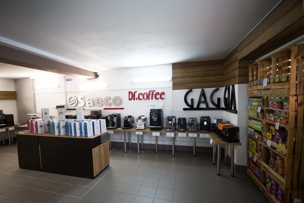 Przestrzeń salonu z ekspresami po remoncie