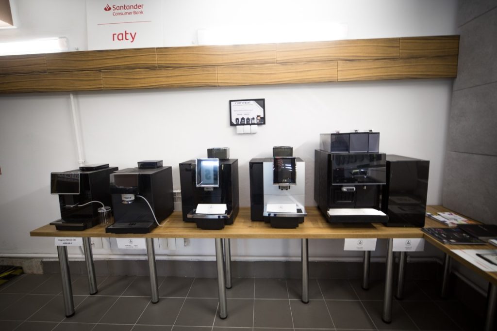 Automatyczne ekspresy na ladzie sklepu