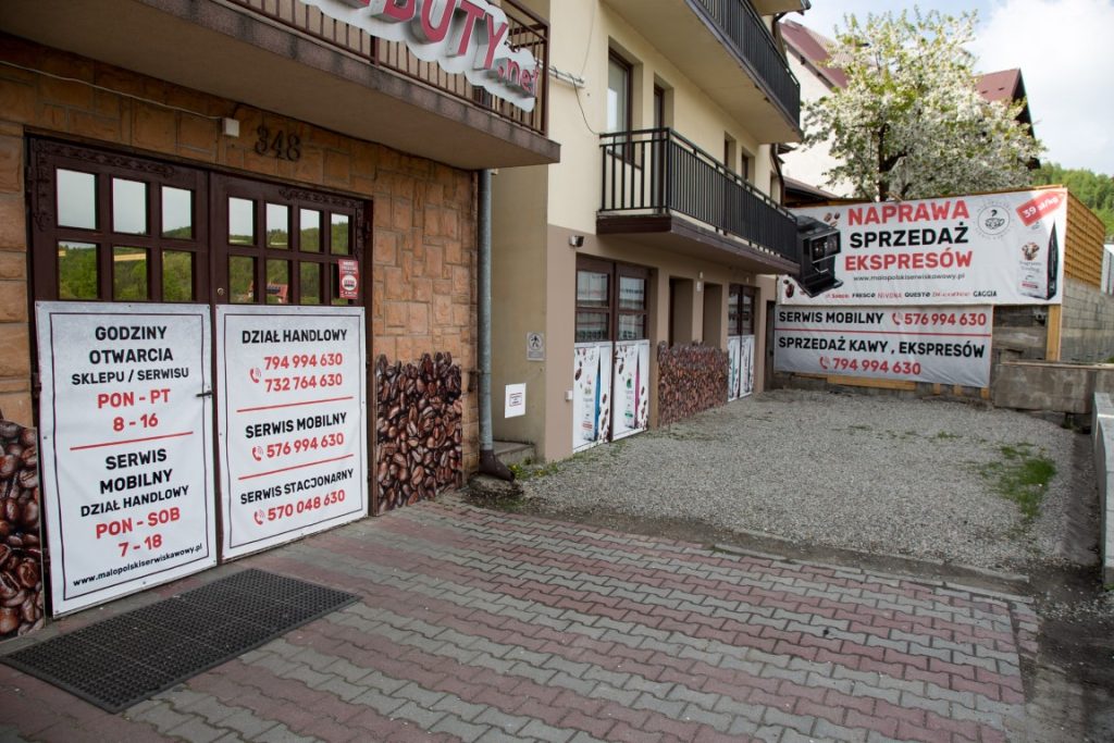 Wejście do odnowionego sklepu firmowego