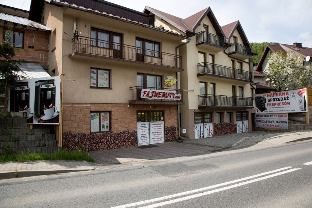 Widok budynku sklepu firmowego od strony ulicy